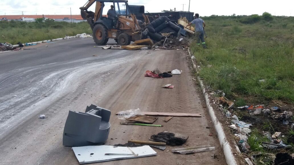 SSUI retira lixo e entulho de diferentes vias
