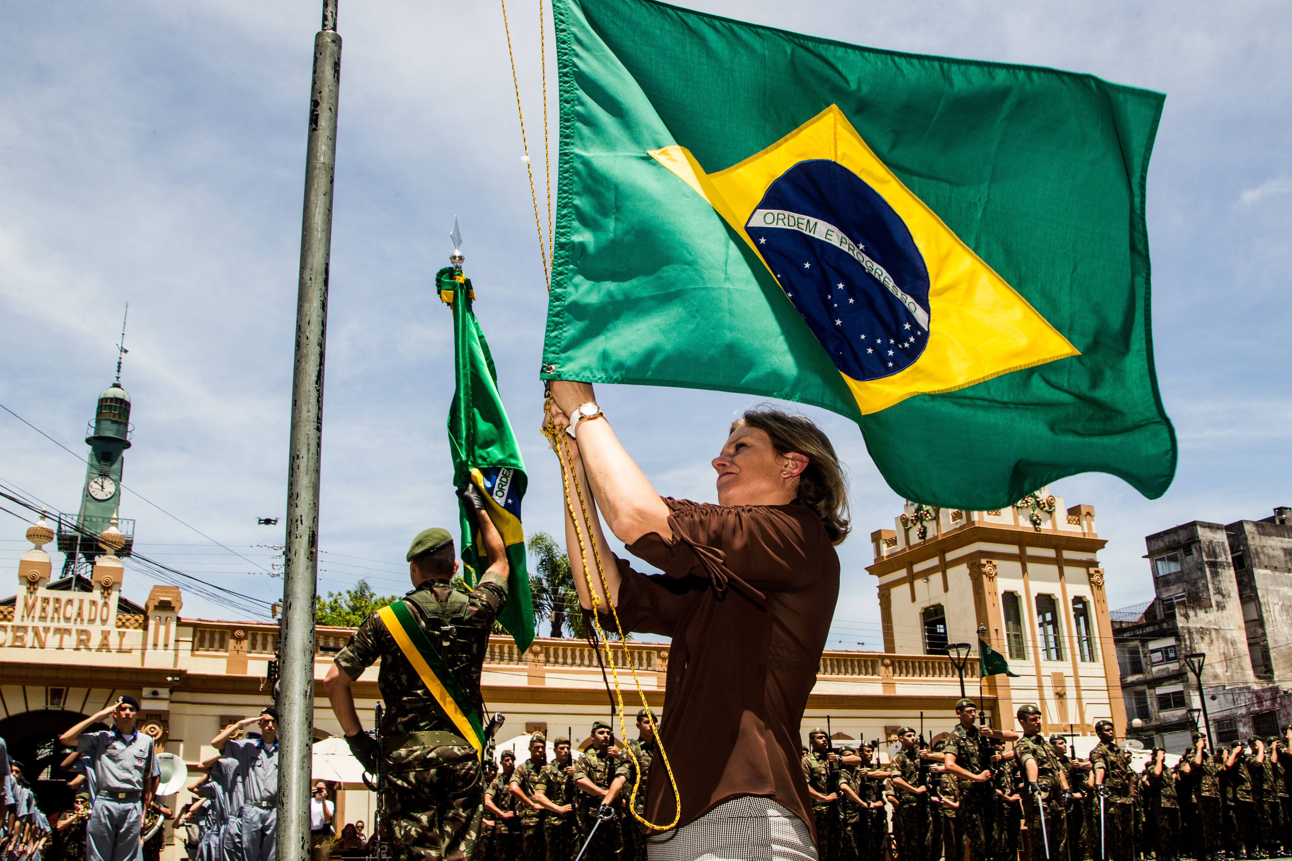 Ato cívico reúne autoridades civis, militares e populares para homenagear o símbolo da Pátria