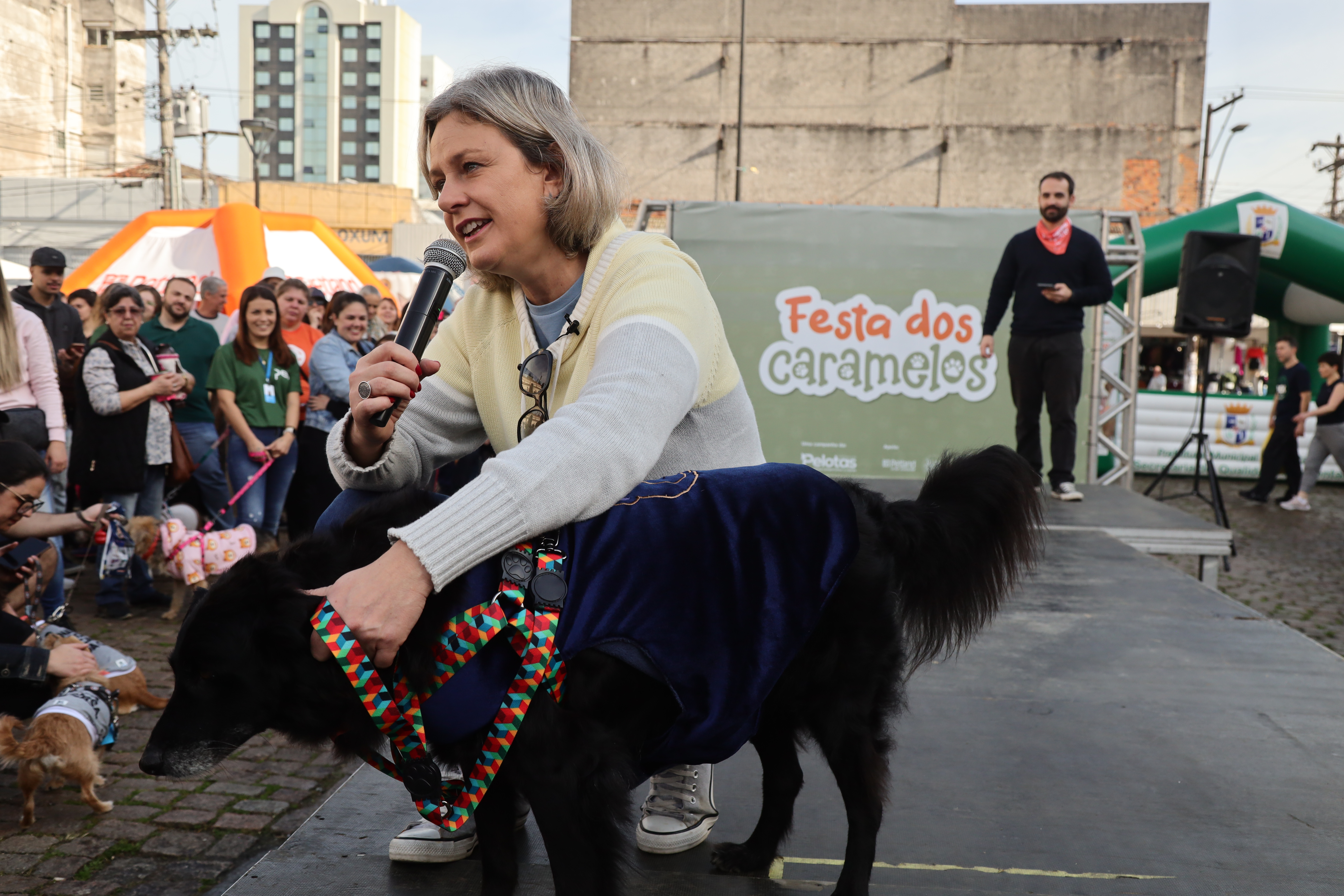 Evento com cães do Canil Municipal para adoção contou com a participação da prefeita e da comunidade