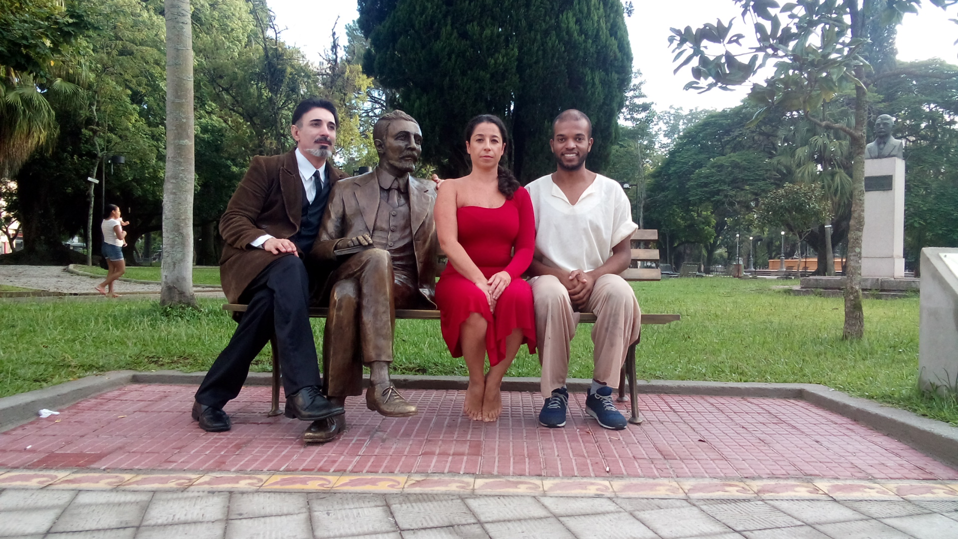O curta metragem, que tem sido premiado em festivais do Brasil e do exterior, dá vida à estatua de bronze em tamanho natural instalada na praça Coronel Pedro Osório