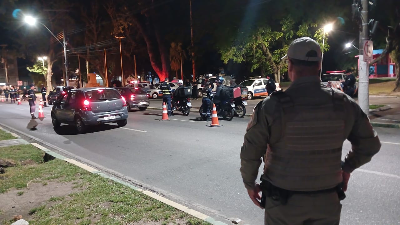 Ações conjuntas reforçam segurança com fiscalizações de trânsito, abordagens e prisões