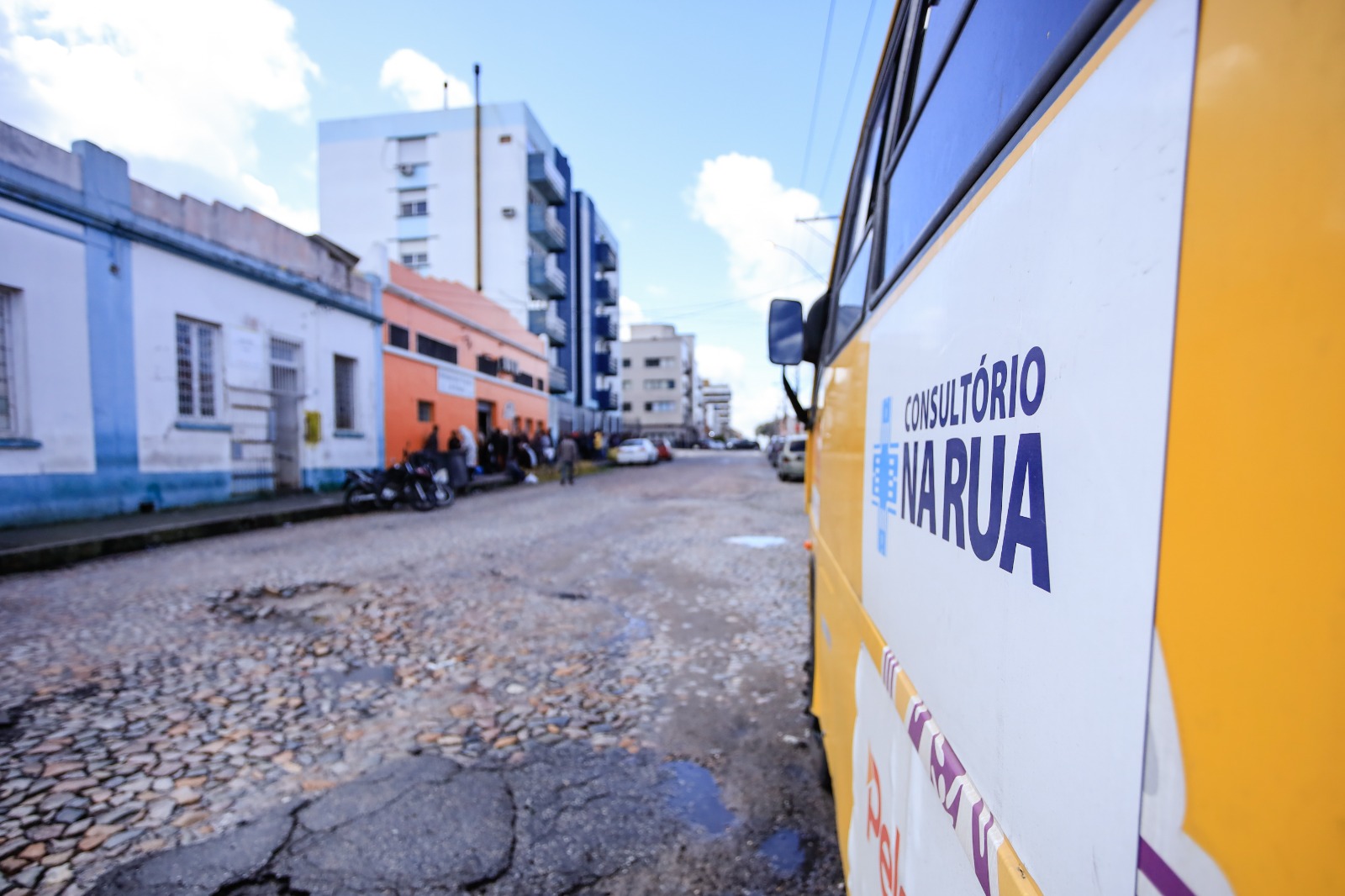 Mais de cem macacões impermeáveis foram distribuídos em abordagens exclusivas, além de café e alimentos e atendimentos em saúde na unidade móvel