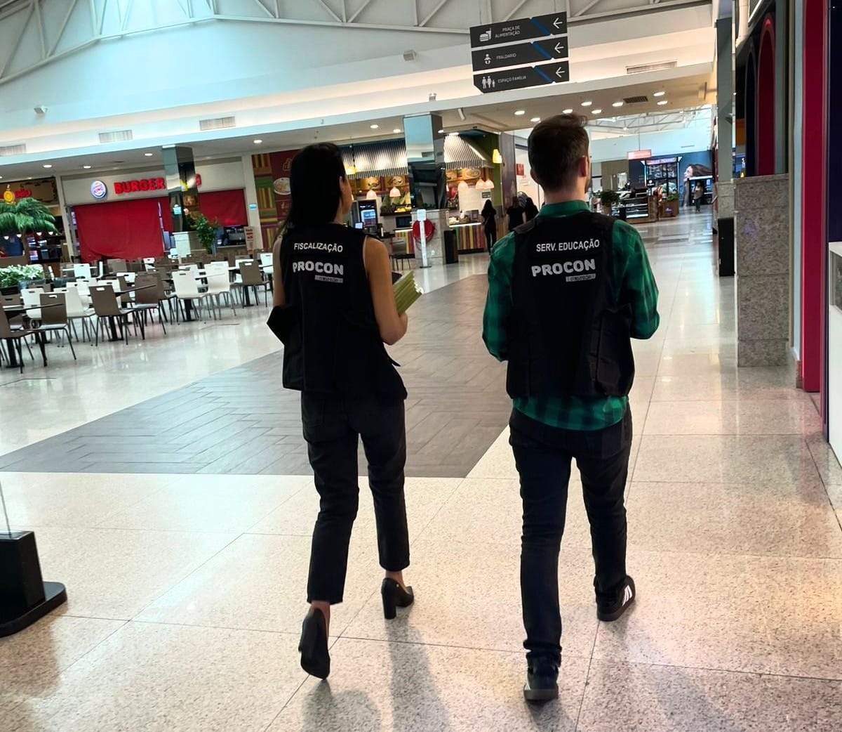 No Centro e no Shopping, equipe divulgou informações e distribuiu exemplares da lei 8.078/90 (CDC)