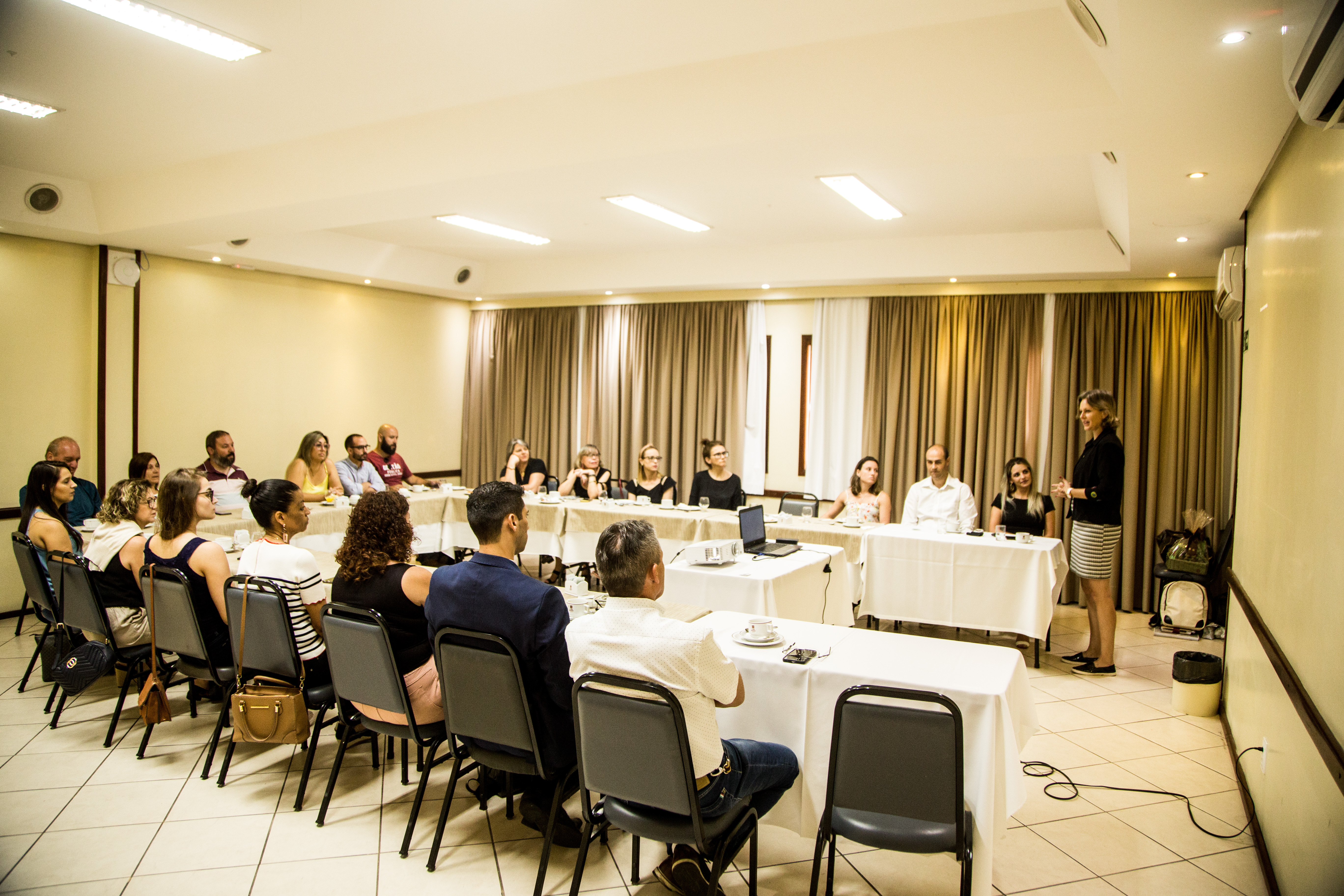 Prefeita Paula Mascarenhas assiste à apresentação da Sarh. Missão principal da pasta:  satisfação dos usuários e  modernização dos processos
