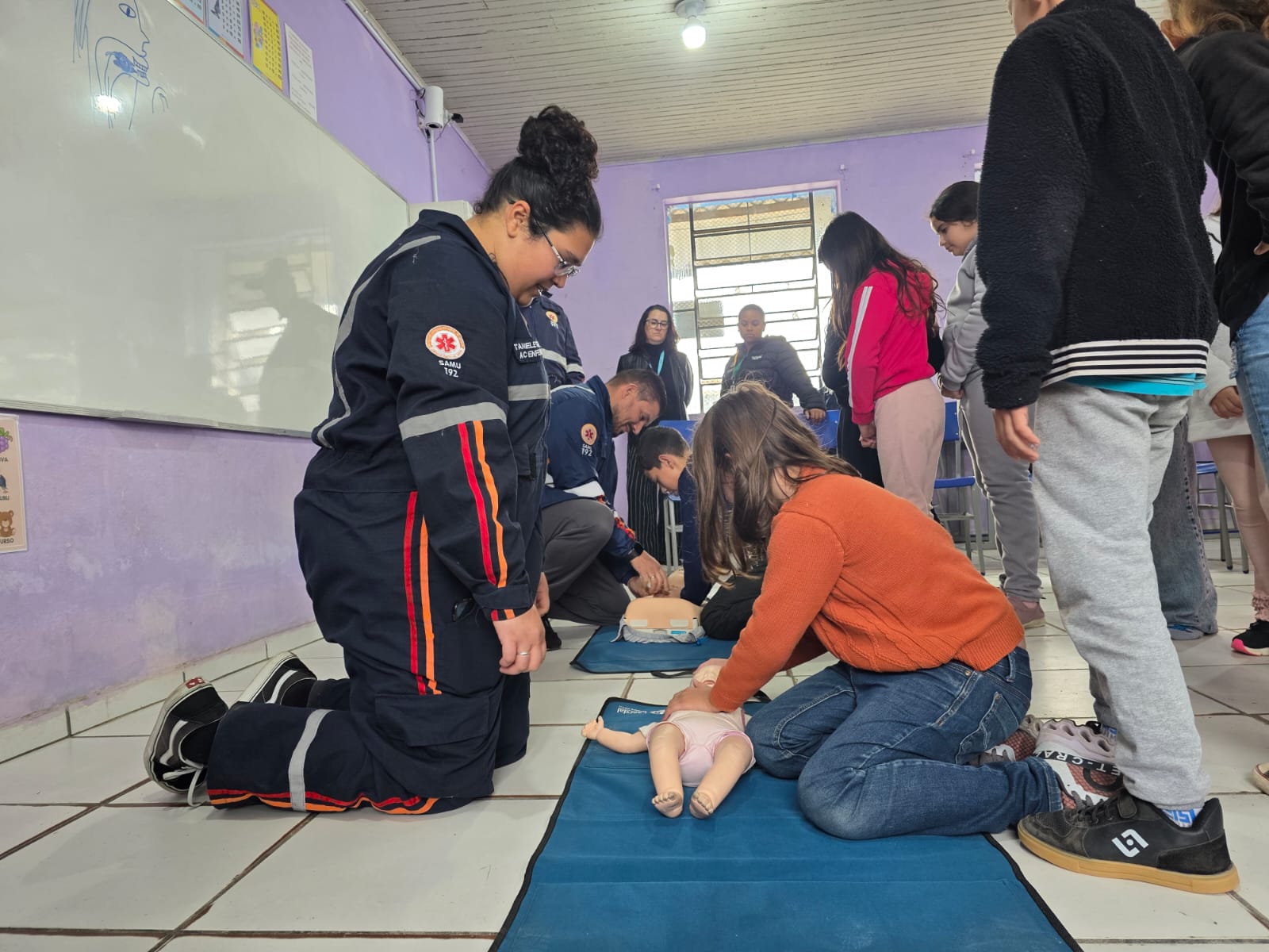 A equipe do Serviço de Atendimento Móvel de Urgência (SAMU) orientou os alunos a identificarem Acidentes Vasculares Cerebrais (AVC), engasgos e parada cardíaca