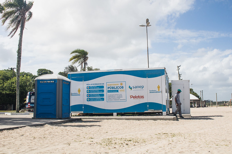 Um dos conjuntos de banheiros, instalado próximo ao Quiosque Casa de Praia, será transferido nesta sexta-feira