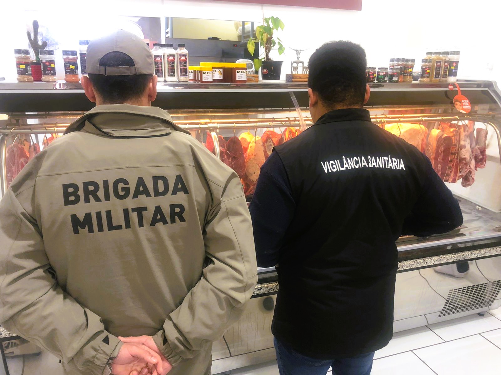 Fiscalização recolhe charque artesanal, carne de frango temperada e carnes bovinas resfriadas em processo de congelamento em um açougue e em um supermercado