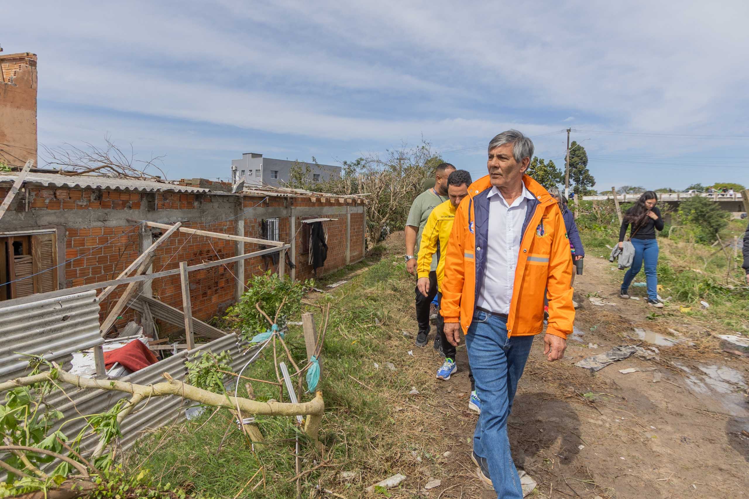 Prefeito conferiu o rastro de destruição deixado pelo evento climático extremo no bairro Simões Lopes e Navegantes na nesta segunda-feira (21)