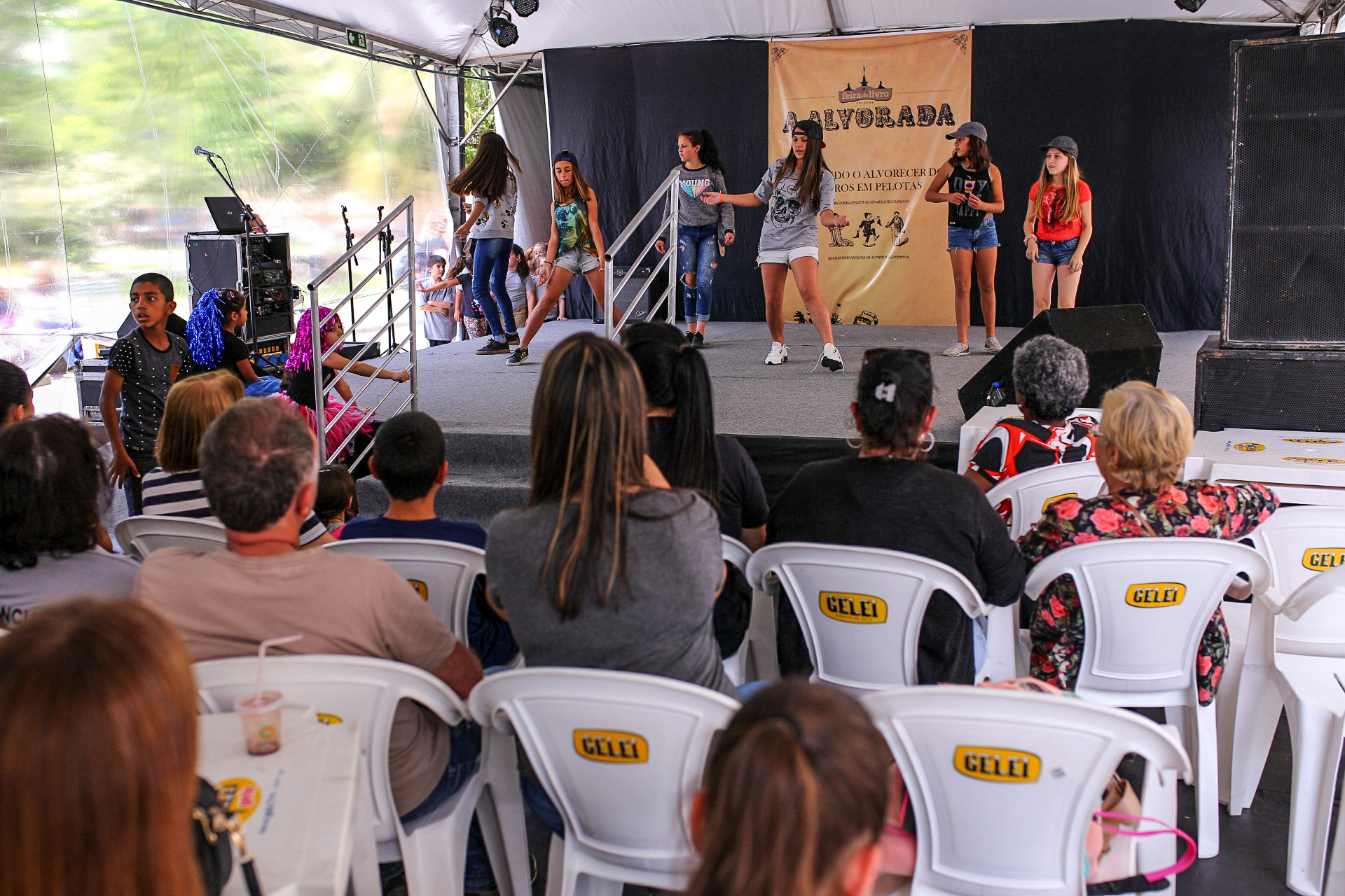 Apresentações de dança, teatro e música alegram a tenda João Simões Lopes Neto nos próximos dias