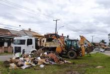 Prefeitura recolhe cargas de descarte irregular em canteiro da Duque