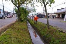 Prefeitura desobstrui canal do Lindóia
