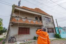 Marroni acompanha entrega de telhas no Navegantes e no Balneário dos Prazeres
