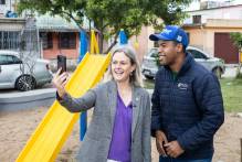 Prefeita inaugura três praças na Guabiroba