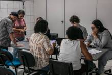 Prefeitura atende floricultores que atuam em frente ao cemitério ecumênico