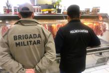 Vigilância Sanitária e BM apreendem mais de 400 quilos de carne em Pelotas