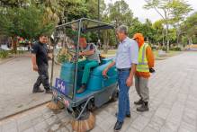 Prefeitura testa equipamento de varrição elétrica