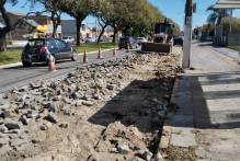 Prefeitura repara calçamento em trecho da avenida Domingos de Almeida