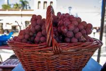 Feiras da uva e do morango permanecem em espaços pontuais da cidade