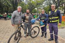 Blitz educativa entrega kits de segurança para ciclistas