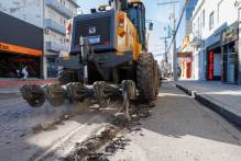 Prefeitura retira asfalto em condições precárias da área central