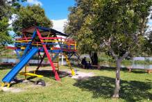 Brinquedos da praça aberta da rodoviária são reformados