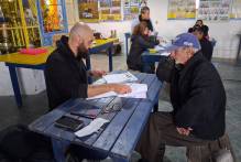Equipe técnica da Prefeitura cadastra moradores do Passo dos Negros