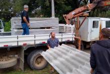 Prefeitura entrega telhas a moradores da zona rural