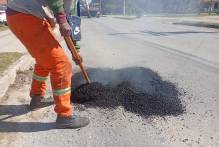Prefeitura faz tapa-buracos na Leopoldo Brod
