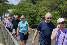 Setur divulga município para turistas do transatlântico Seven Seas Splendor, em Rio Grande