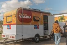 Trailer da Vacina aplica 16 doses em público de até 19 anos