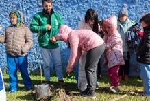 Escola da rede municipal planta árvores para enfrentar a crise climática