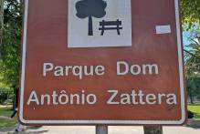 Limpeza e revitalização de placas turísticas
