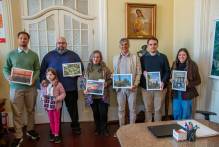 Prefeito conhece autores das fotos dos cartões-postais