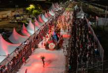 Campeãs do Carnaval de Pelotas 2026 recebem troféus no Sete de Abril