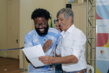 Prefeitura entrega os alvarás para vendedores ambulantes comercializarem no Carnaval 2026