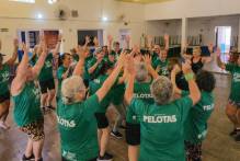 Integrantes do Programa Vida Ativa desfilam no Carnaval Doce Folia