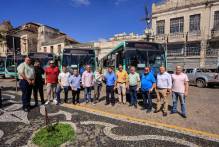 Prefeita entrega seis novos ônibus