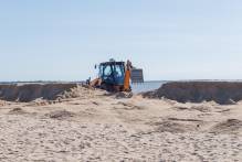 Prefeitura começa a remover sistema quebra-ondas na praia do Laranjal