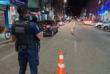 Fiscalização noturna aborda mais de 50 pessoas em ação integrada