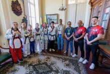 Prefeito recebe a delegação pelotense do Mundial de Taekwondo