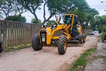 Prefeitura recupera ruas com serviço de patrolamento