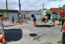 Prefeitura faz tapa-buracos na rua Paulo Zanotta do Fragata
