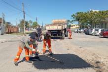 Prefeitura faz tapa-buracos no Sítio Floresta