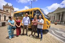 Prefeita entrega novos ônibus escolares