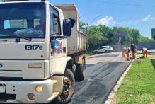 Prefeitura faz tapa-buracos no Centro e reparos no canteiro da praia