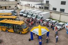 Prefeitura entrega 19 veículos para a educação municipal