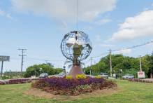 Avenida Ferreira Viana recebe monumento ambiental