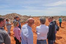 Prefeito e secretário de Habitação visitam loteamento Leopoldo Brod I