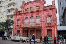 Prefeitura retira tapumes da fachada do Theatro Sete de Abril
