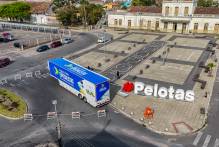 Carreta da Saúde chega a Pelotas para reforçar o Outubro Rosa